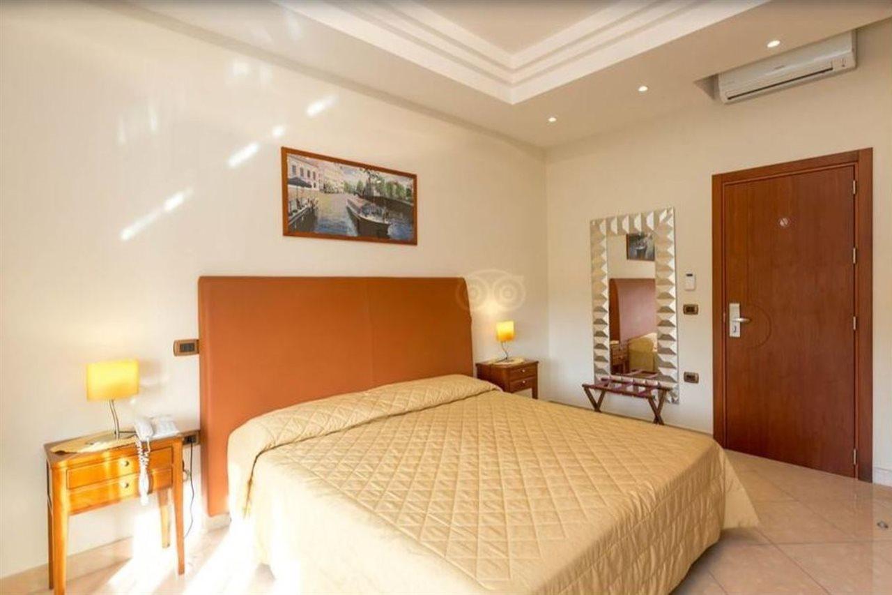 Ranch Palace Hotel เนเปิลส์ ภายนอก รูปภาพ
