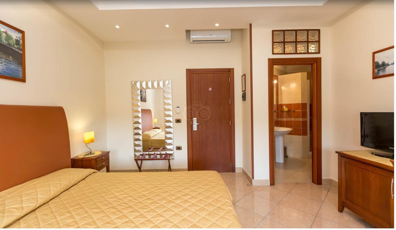 Ranch Palace Hotel เนเปิลส์ ภายนอก รูปภาพ